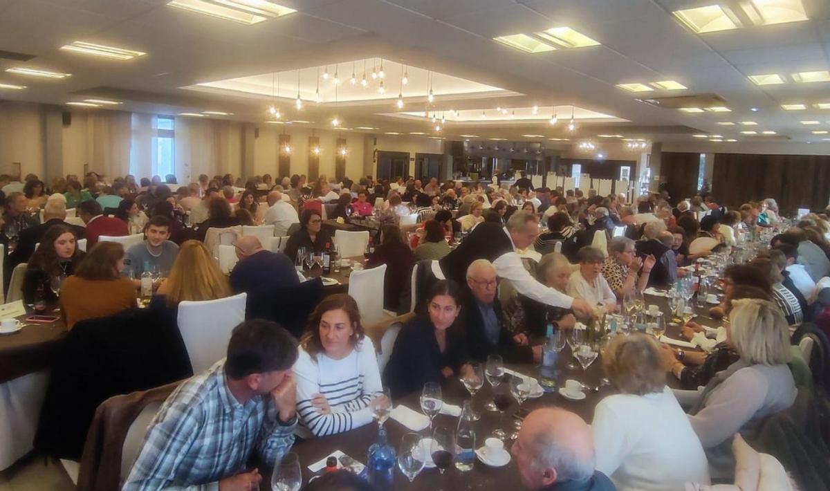 Asistentes a la comida celebrada en Amandi (Villaviciosa).