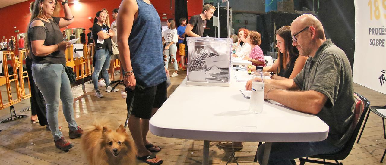 Un moment de la votació durant la consulta celebrada diumenge