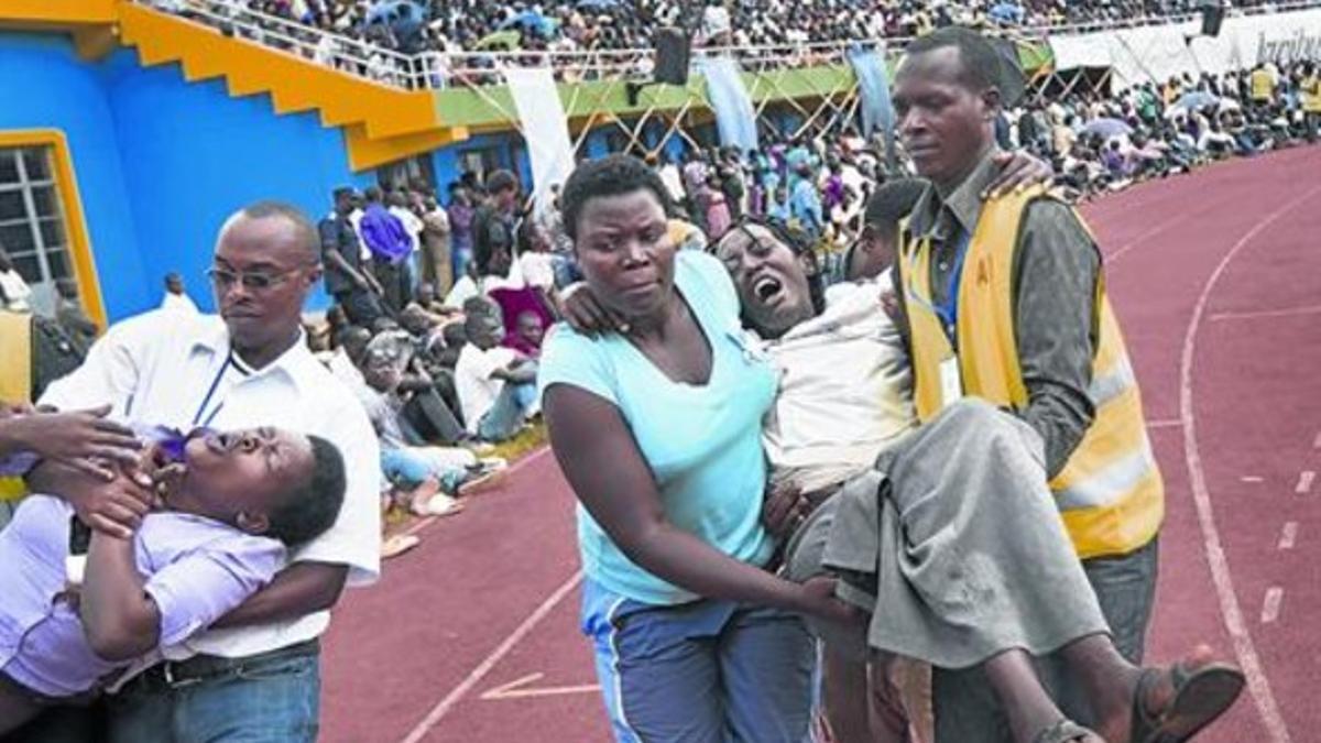 Escenas de dolor y tensión en el estado Amahoro de Kigali,, ayer.