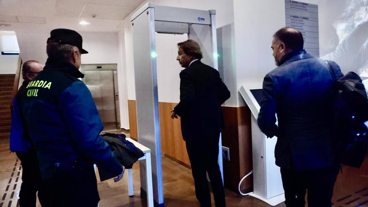 José Manuel Cuenca, jefe de gabinete de Carlos Mazón, pasa el arco de seguridad de los juzgados de Catarroja, en su primera declaración del 26 de noviembre.