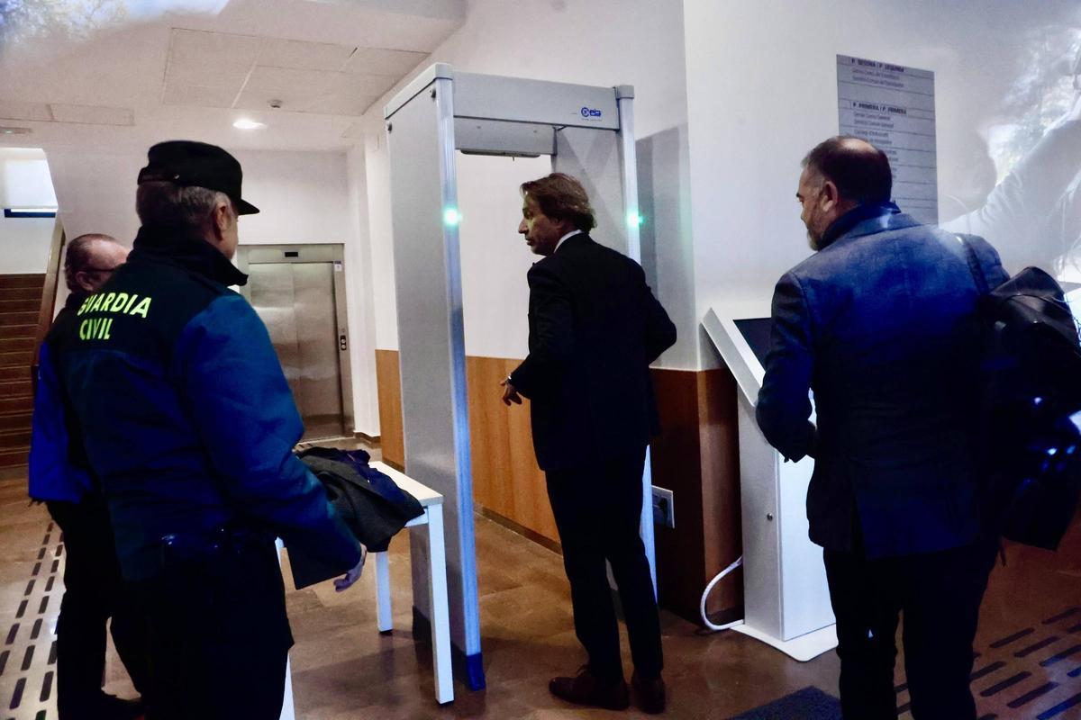 José Manuel Cuenca, jefe de gabinete de Carlos Mazón, pasa el arco de seguridad de los juzgados de Catarroja, en su primera declaración del 26 de noviembre.