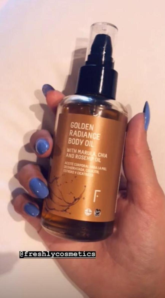 Laura Escanes y Golden Radiance Body Oil de Freshly Cosmetics