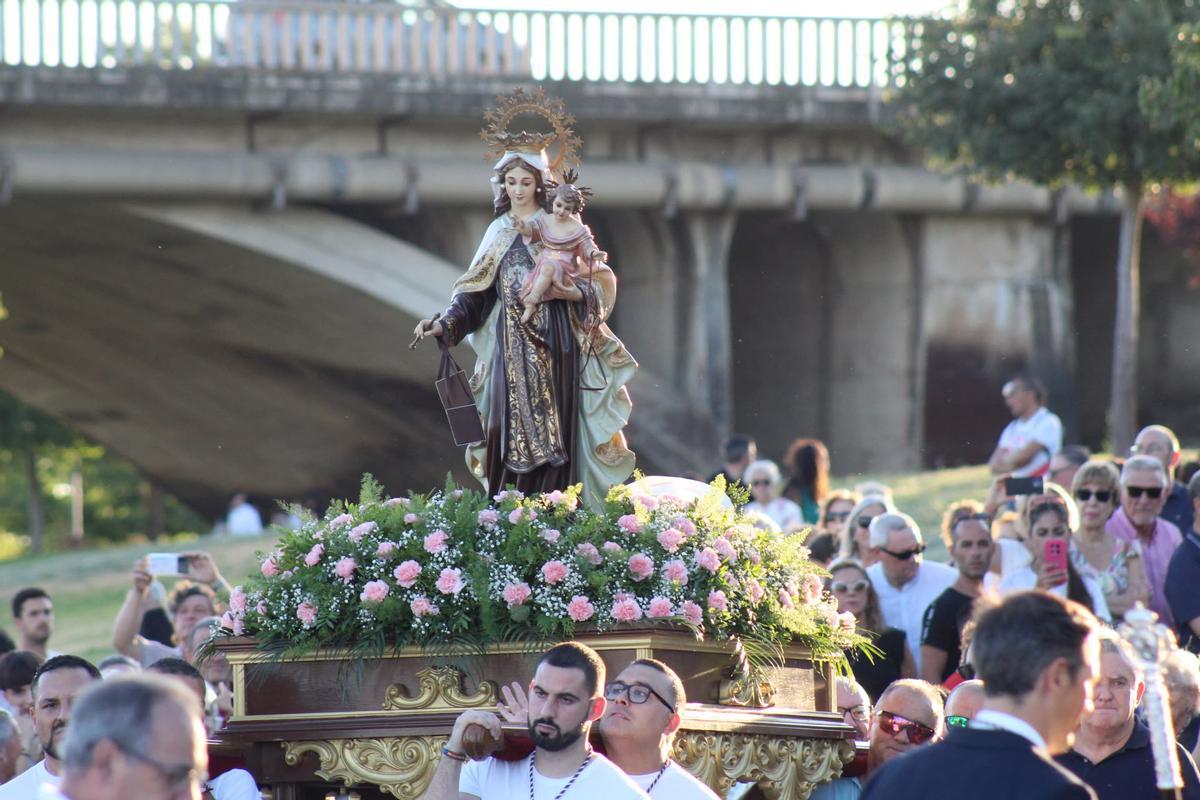 FOTOGALERÍA | La Virgen del Carmen surca el río Guadiana en Badajoz: "Ellas son las que reman y las que de verdad la guían"