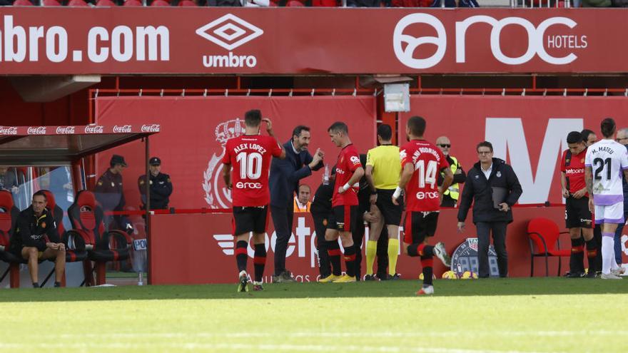 Moreno da instrucciones a Buenacasa en el duelo ante el Numancia.