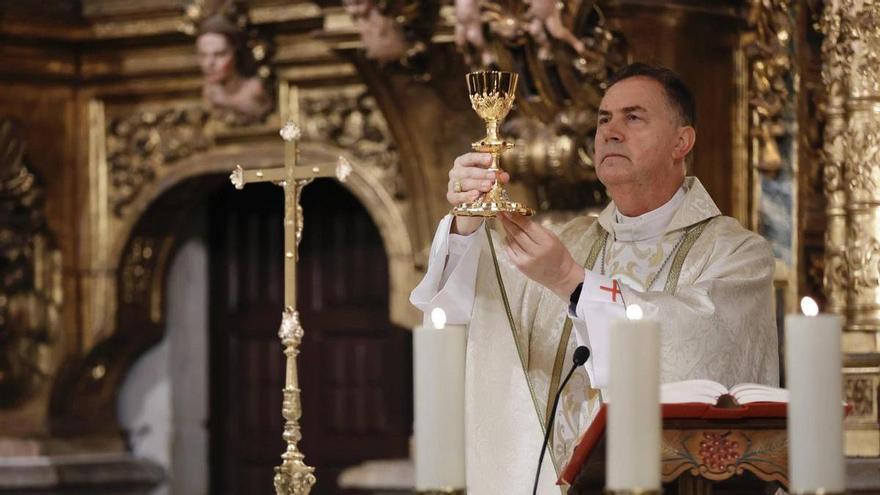 El cardenal Fernández Artime, feliz al pisar de nuevo su Luanco natal