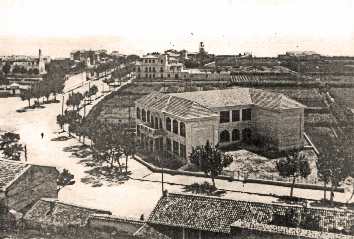La Escuela de San Antonio a pocos metros del mar.