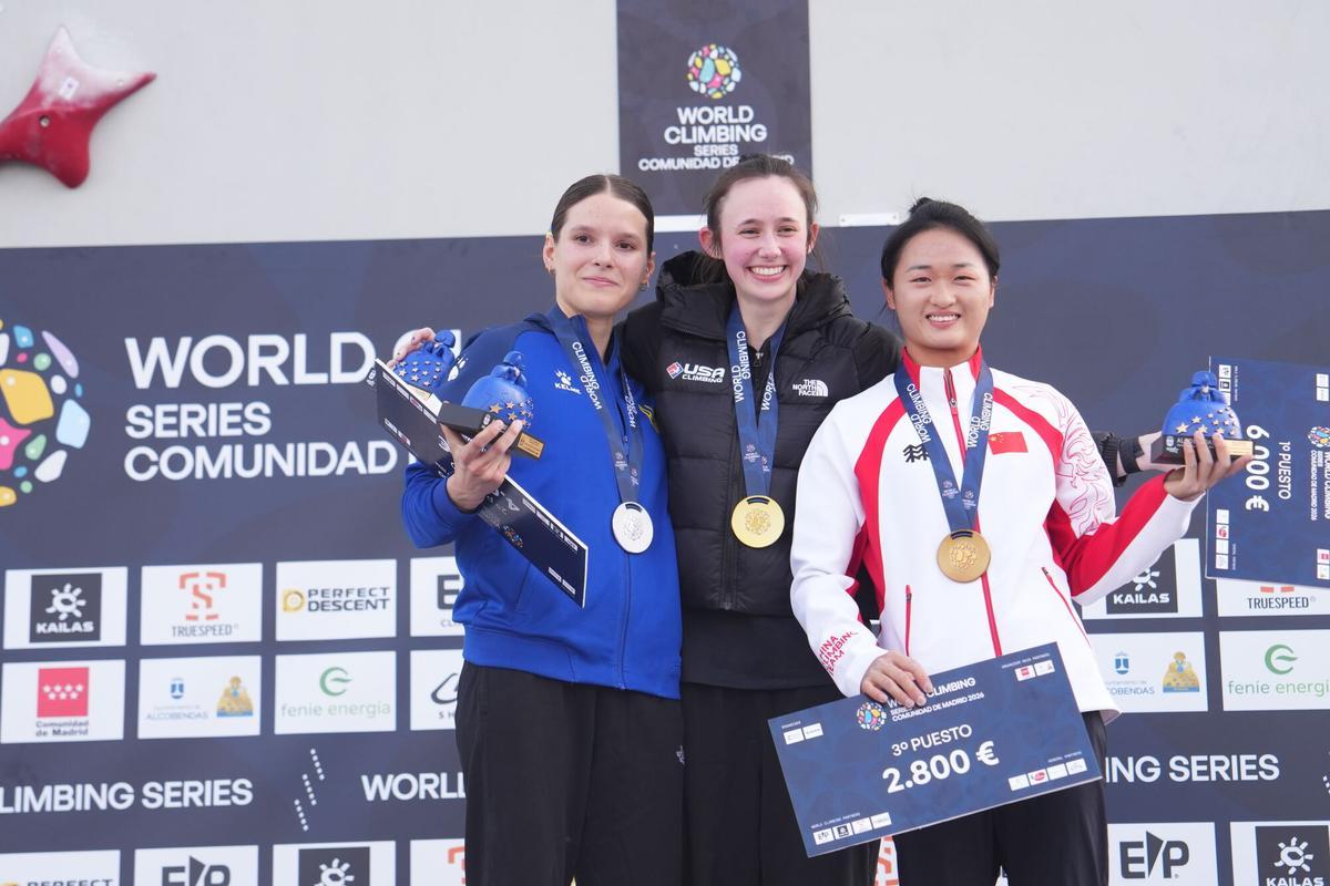 De izquierda a derecha, Polina Khalvevych, medalla de plata; Emma Hunt, medalla de oro, y Shaoqin Zhang, medalla de bronce
