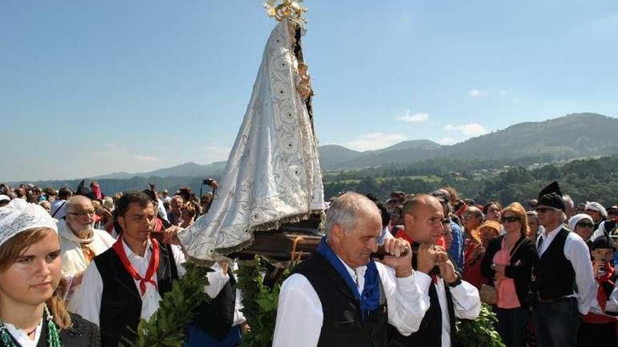 A la izquierda, la Virgen de la Riegla durante la procesión. A la derecha, los ramos de alfiladas.