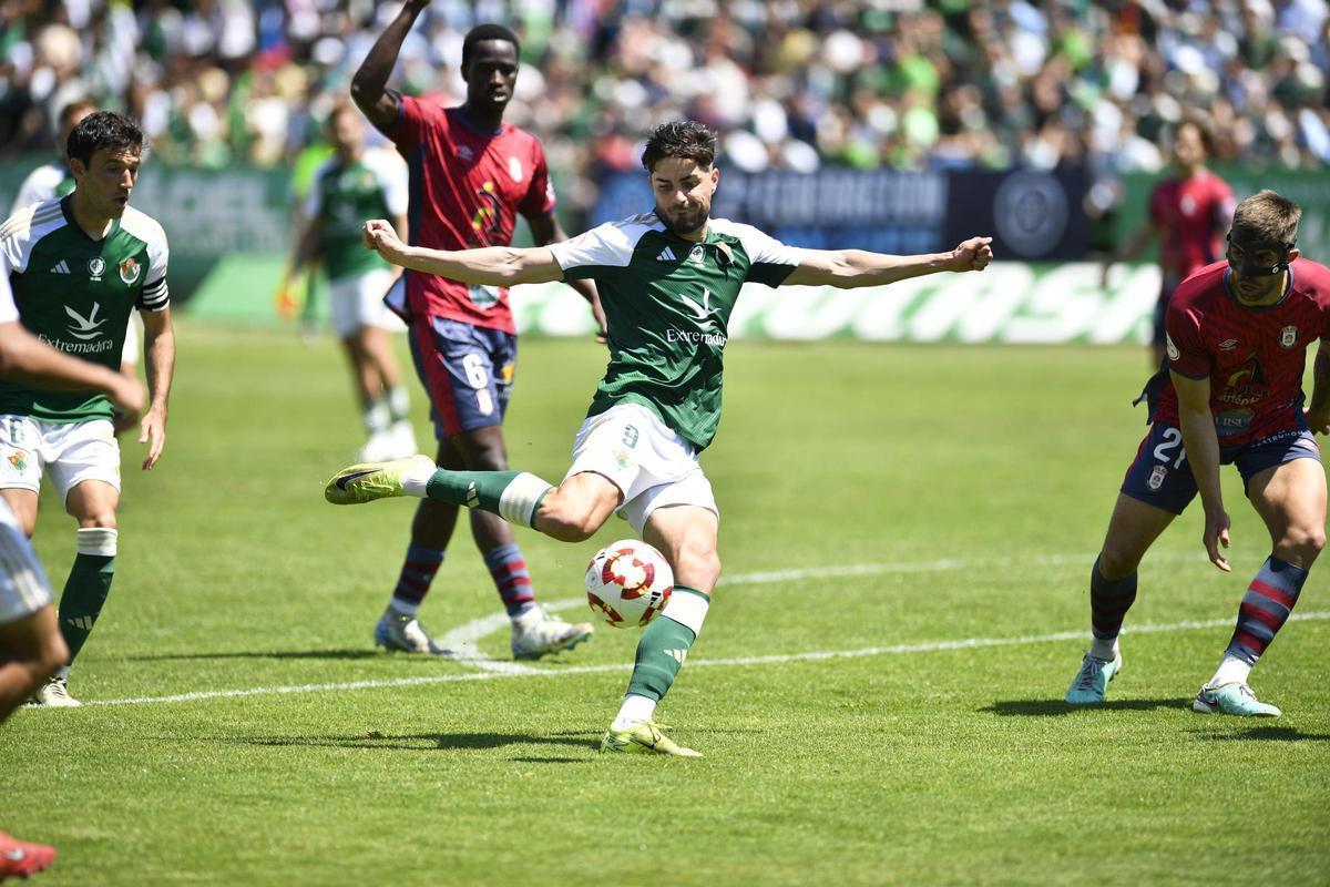 Palacín se dispone a golpear el balón durante un partido del Cacereño de la temporada pasada.