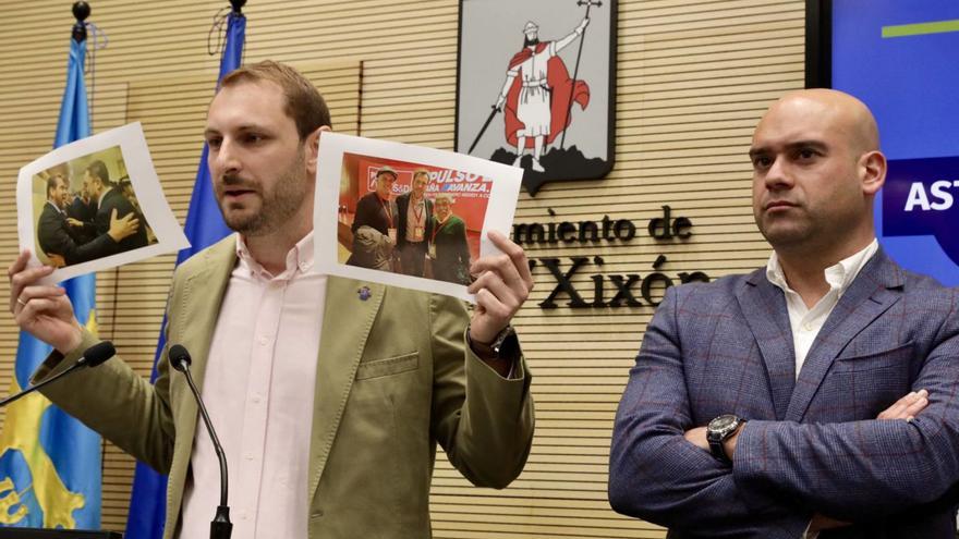 El diputado forista Adrián Pumares muestra las fotos de Óscar Puente con líderes socialistas de Gijón y Asturias ante la mirada del edil de Urbanismo de Gijón, el también forista Jesús Martínez Salvador. | Juan Plaza