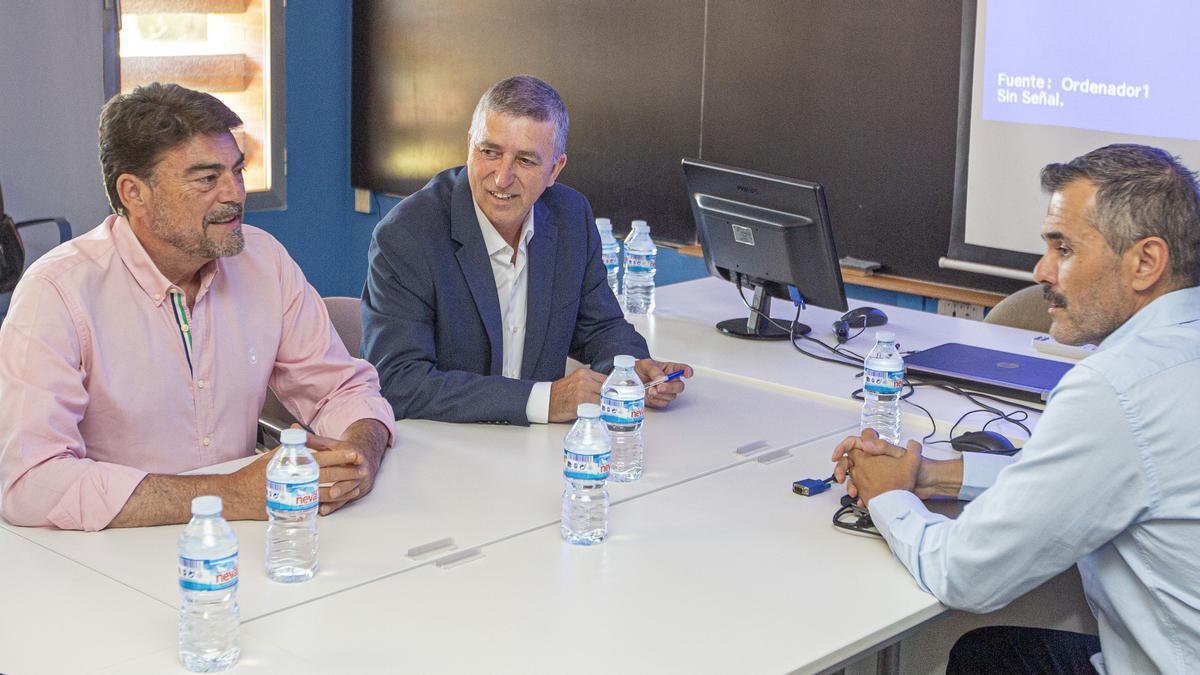 El presidente de Fundesem, Cayetano Sánchez Butrón, con el alcalde de Alicante, Luis Barcala, y el conseller de Economía, Rafa Climent, durante un encuentro.