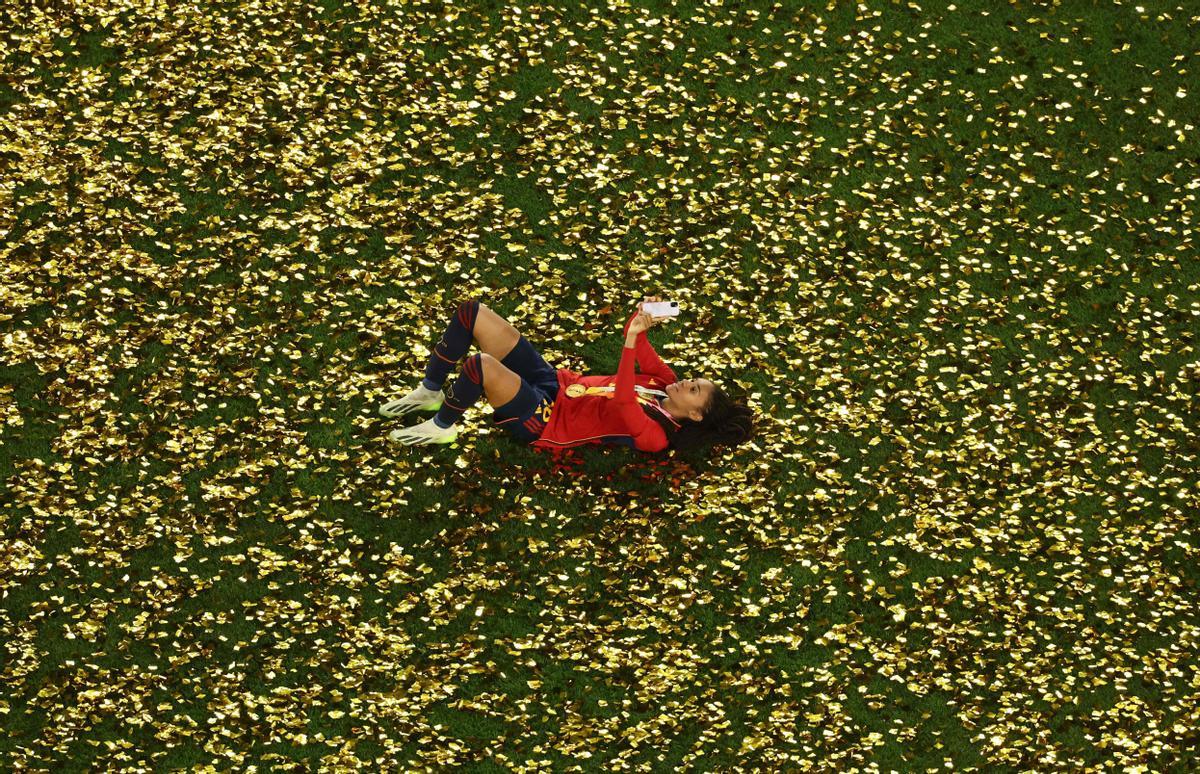  Salma Paralluelo tumbada sobre el terreno de juego tras el triunfo en el Mundial