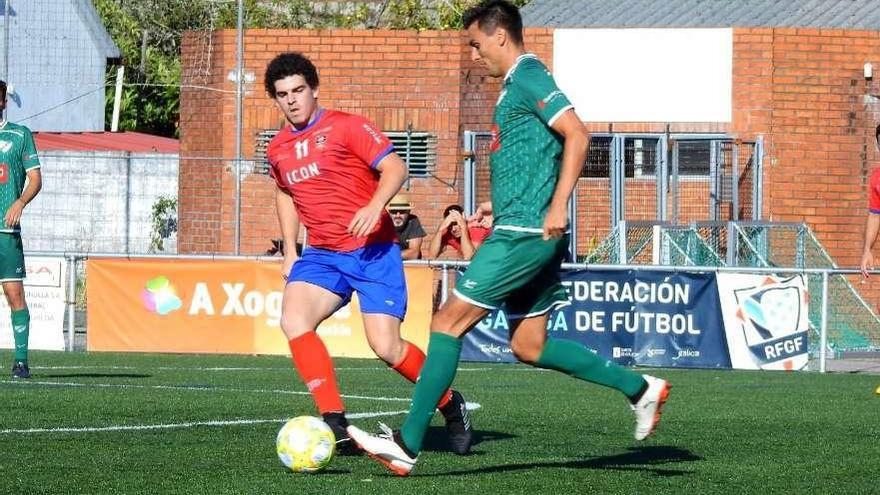 Jonathan Vila, del Coruxo, conduce el balón durante el encuentro de ayer ante el Choco. // J.A. Díaz