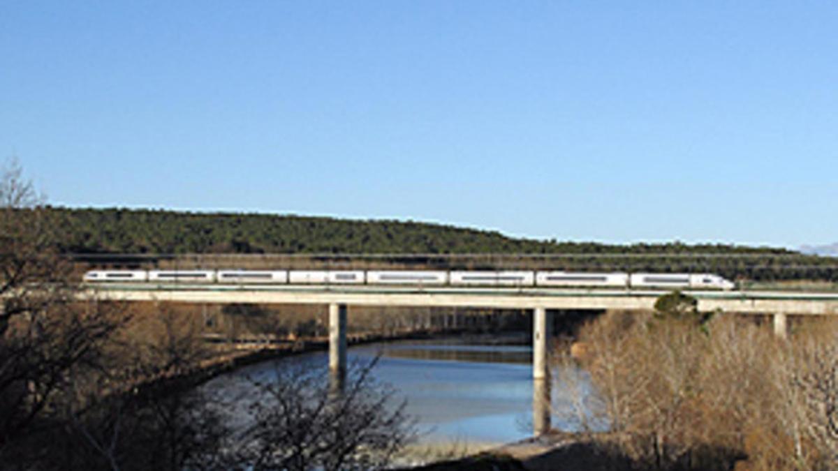 Un S-103 recorre el nuevo trazado a la altura de Bàscara (Alt Empordà), el jueves.