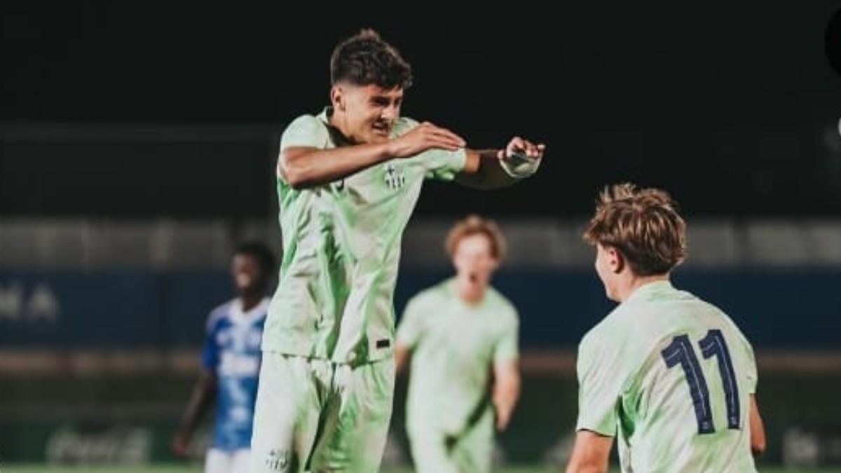 Genís celebra un gol con Iu