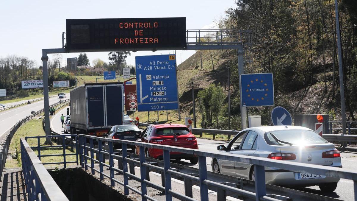 Control de acceso de la Guardia Civil en el Puente Internacional de Tui. // Ricardo Grobas