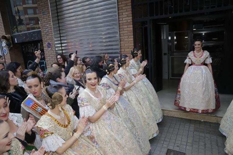 Consuelo Llobell, fallera mayor de València 2020, luce su exclusivo espolín en color Rosa Oporto