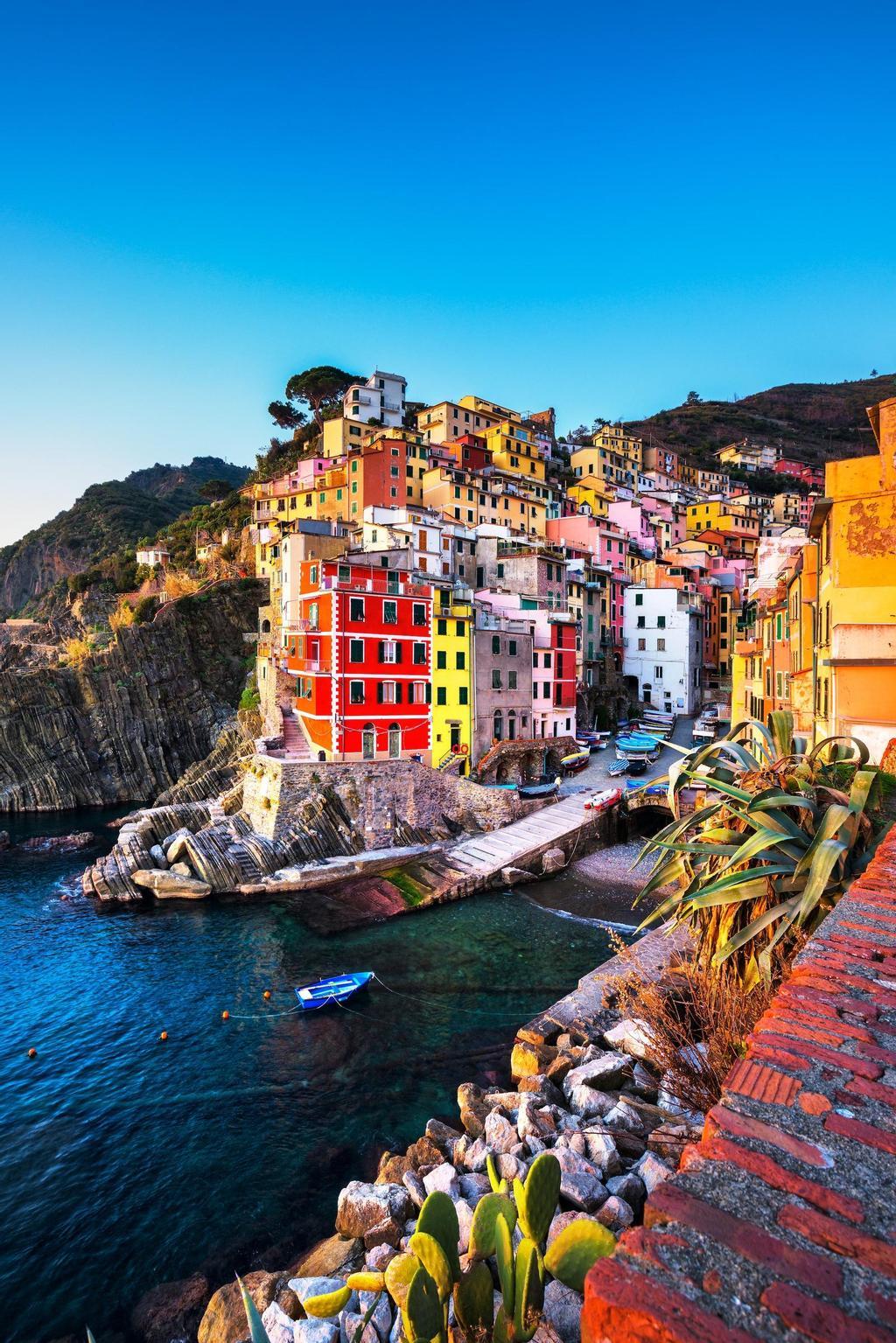 Riomaggiore, uno de los cinco pueblos que componen la franja costera italiana de las Cinque Terre.