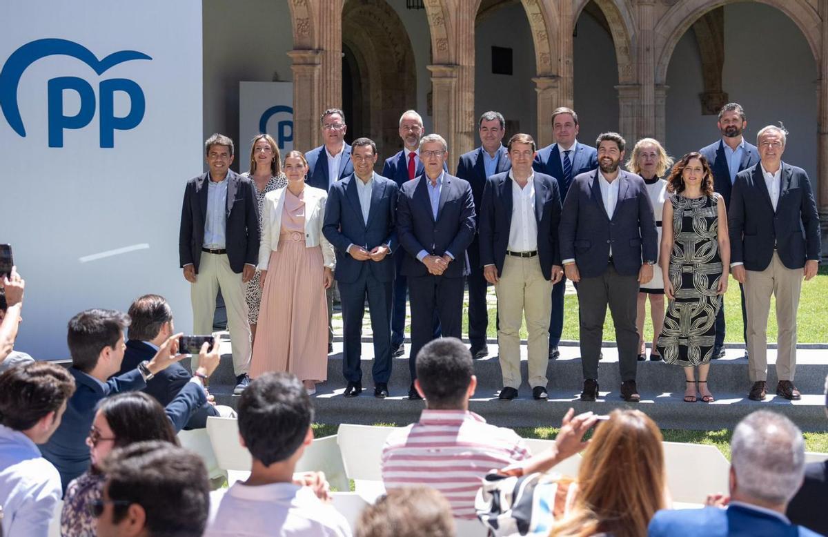 Acto de firma, ayer, de las comunidades del PP “Por una ABAU más justa”.