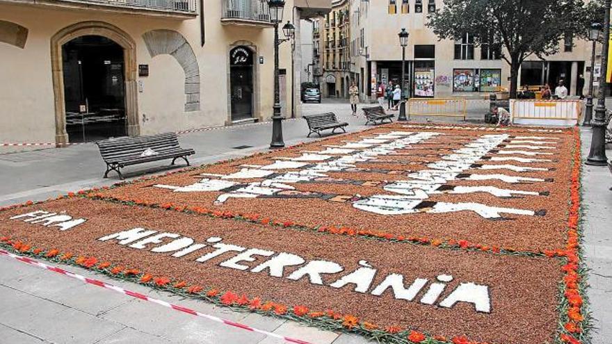 El cartell de la fira es converteixen una catifa de flors gegant