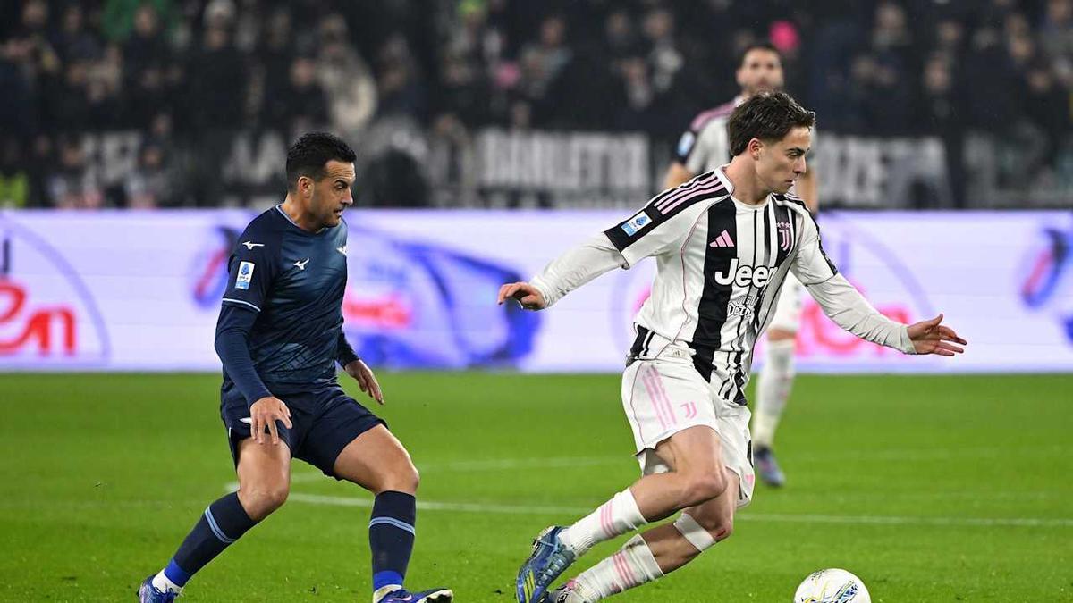 Una acción del partido entre Juve y Lazio con Pedro como protagonista.
