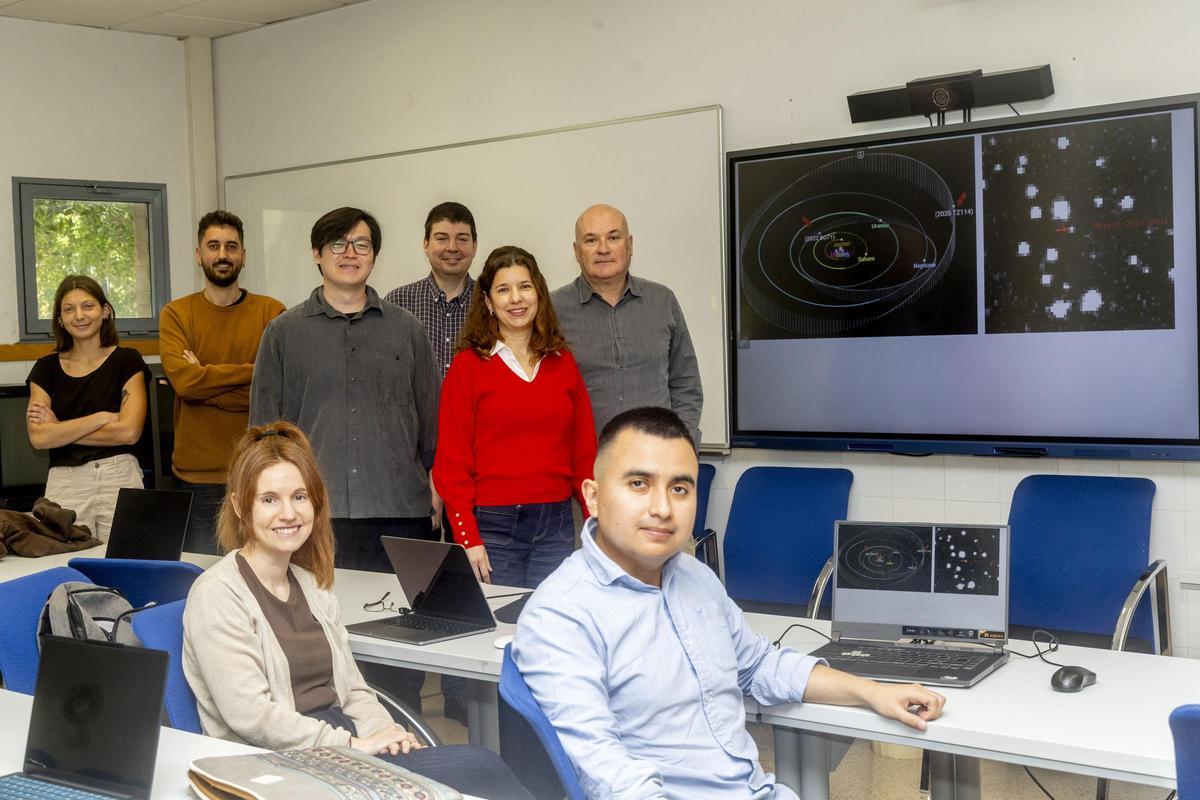 El grupo de Astronomía y Astrofísica de la UA, al que pertenece el investigador que busca planetas lejanos.
