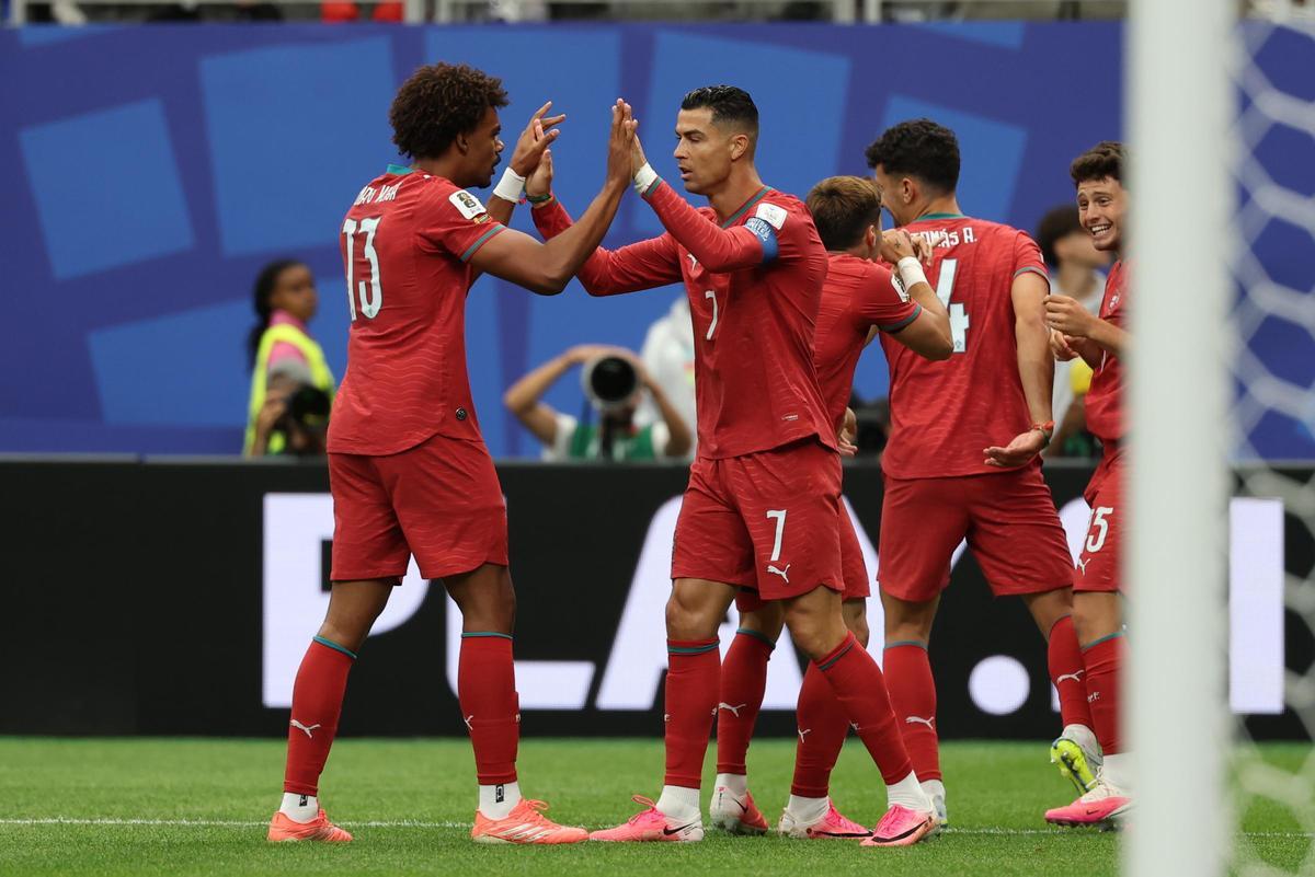Renato Veiga, central del Villarreal, junto a Cristiano Ronaldo en el Portugal-RD Congo.