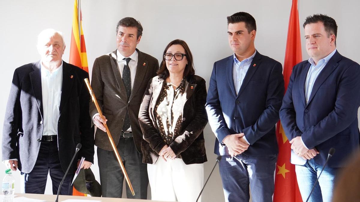 L'alcalde de Guils de Cerdanya, Javier Maldonado, amb la vara d'alcalde al costat de la seva antecessora en el càrrec, Yolanda Mendo.