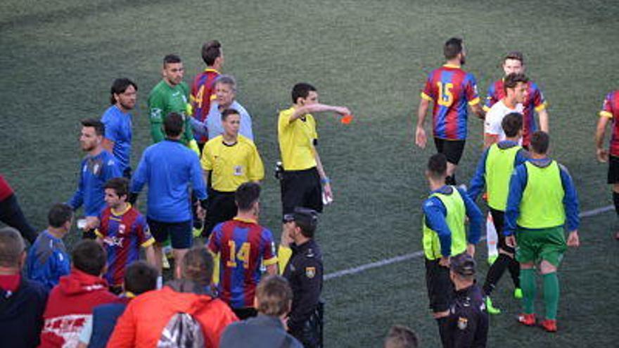 Montero de Lerma expulsó a dos jugadores y al fisio del Eldense.