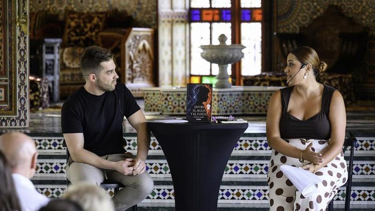 El alcalde de Anna, Miguel Marín, y la periodista Iris Pons.