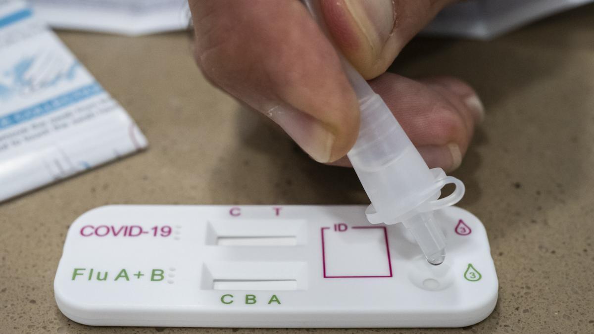 Un pacientes haciendo un test que detecta el covid y la gripe en la misma prueba rápida