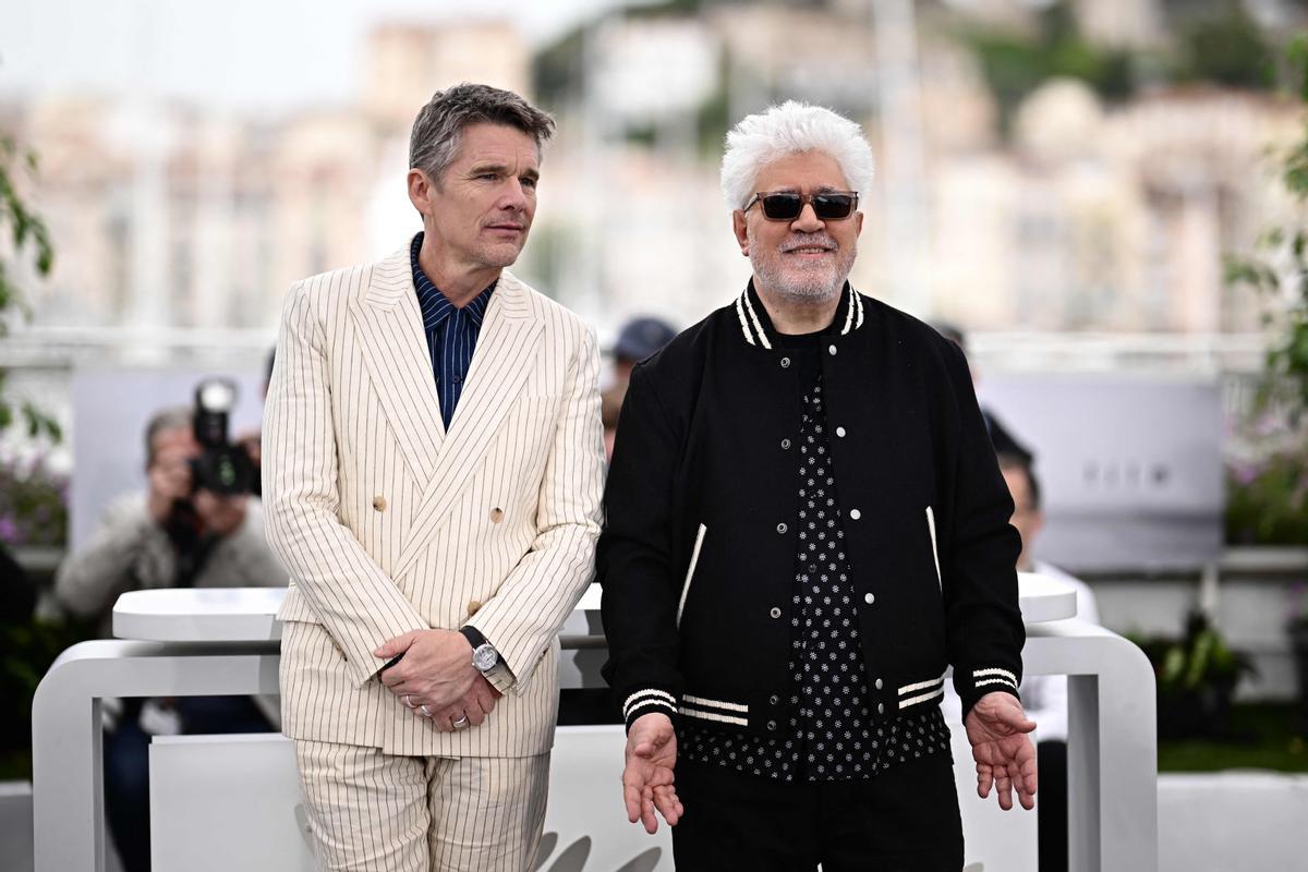 Pedro Almodóvar aterriza en Cannes. El cineasta estrena en Cannes el mediometraje ‘Extraña forma de vida’, con Ethan Hawke y Pedro Pascal, un wéstern protagonizado por dos gais que subvierte el género