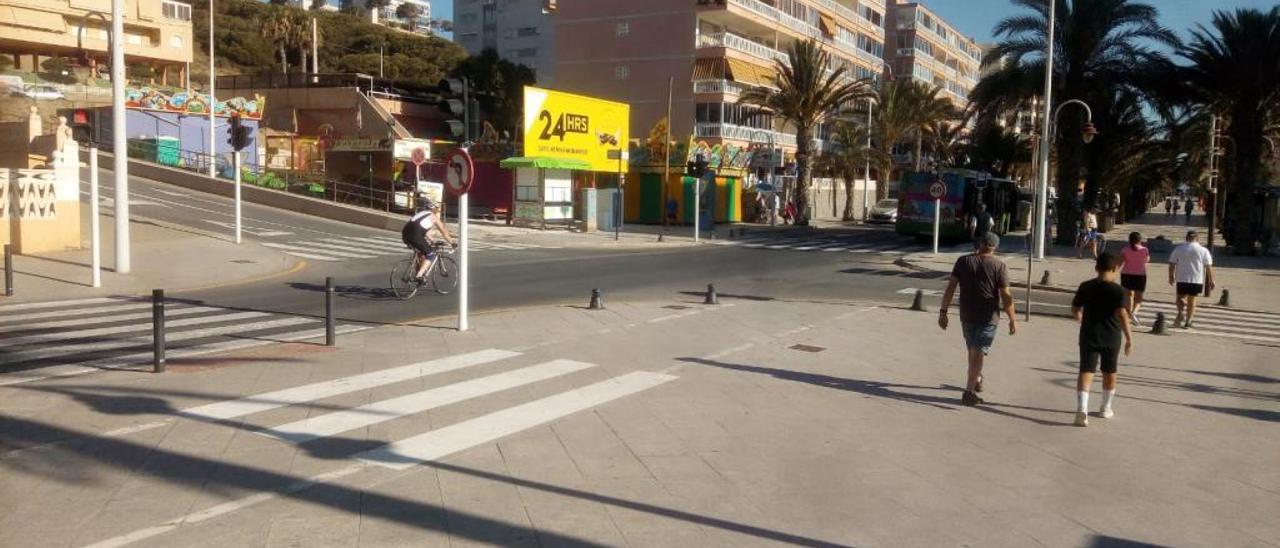 Ciclistas y viandantes pasan a diario por este punto concurrido junto al paseo de la playa.