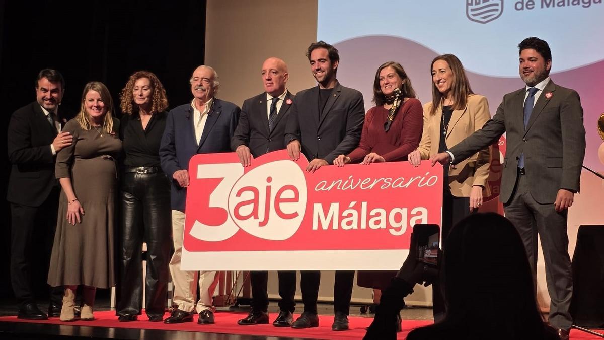 La foto de familia de los expresidentes y gerentes homenajeados presentes en la gala de los 30 años de AJE Málaga.