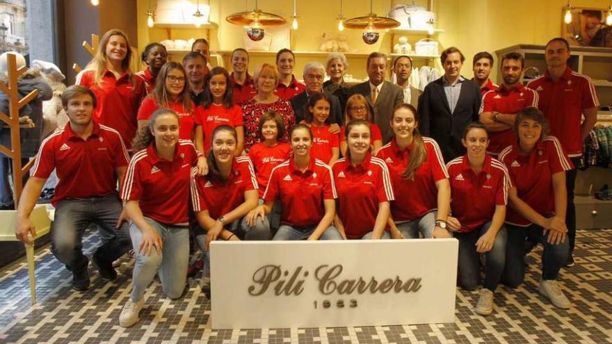 Jugadoras, técnicos, directivos y representantes de instituciones y colaboradores, ayer, en la tienda de Pili Carrera en Urzaiz. // José Lores