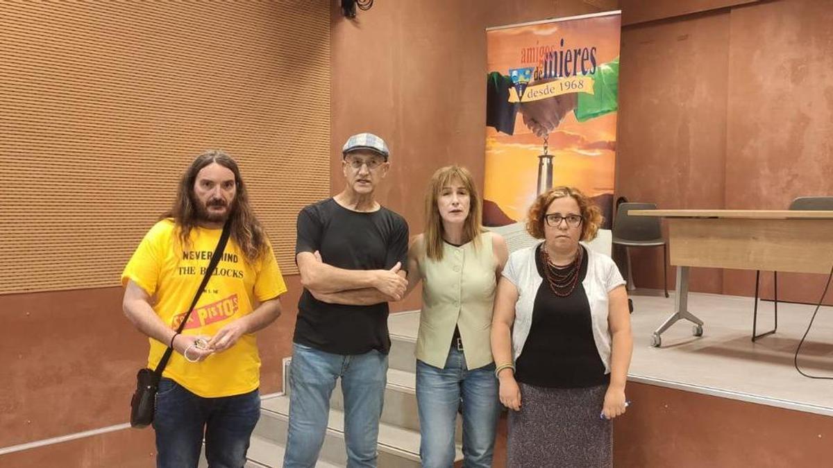 Irene Díaz, segunda por la derecja, entre Sofía Gutiérreez y Dario Díaz.
