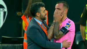 Valencia - Espanyol | Los jugadores pericos, desolados tras consumarse el descenso
