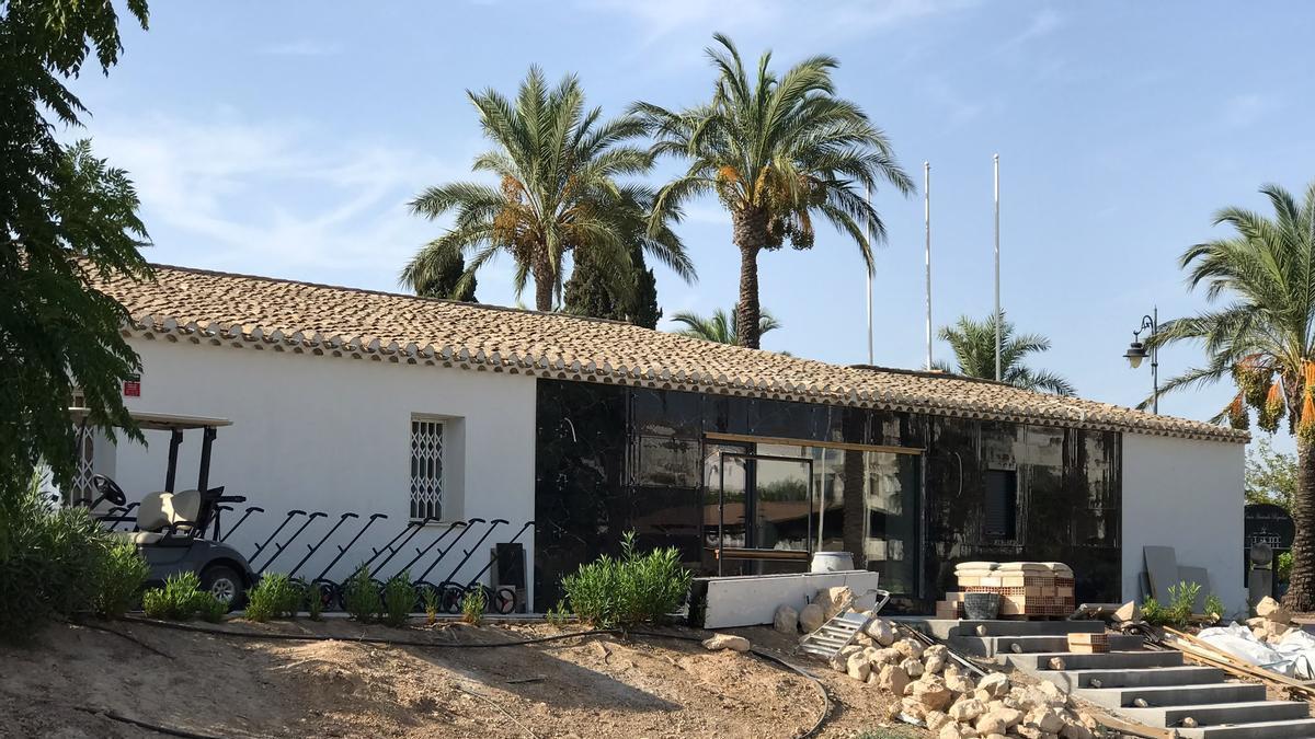 La Hacienda Riquelme durante las obras de remodelación con las que se ha abierto un gran ventanal en uno de los muros del inmueble.