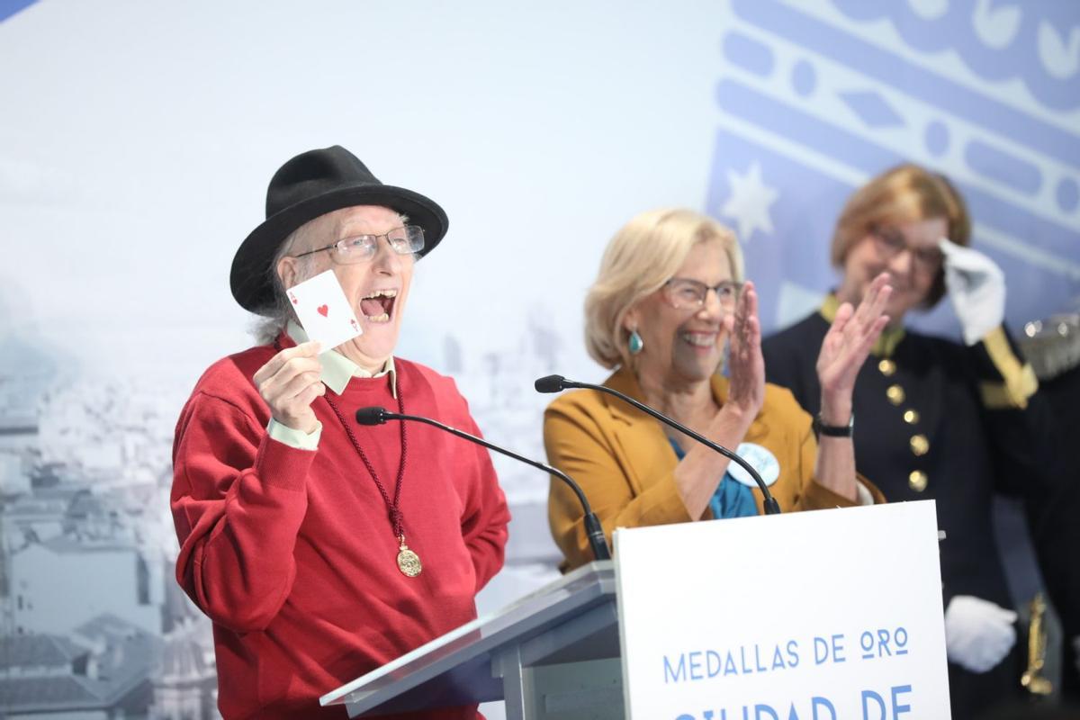 Juan Tamariz, junto a Manuela Carmena, al recibir la Medalla de Oro de Madrid en 2019