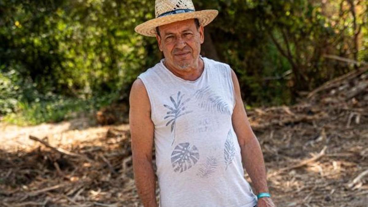 Ángel Gallego, un dels turistes que estiueja a la riera de Merlès