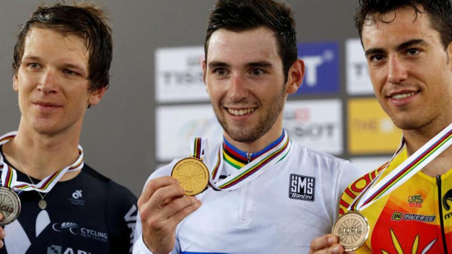 Albert Torres, con su medalla de bronce en el podio.