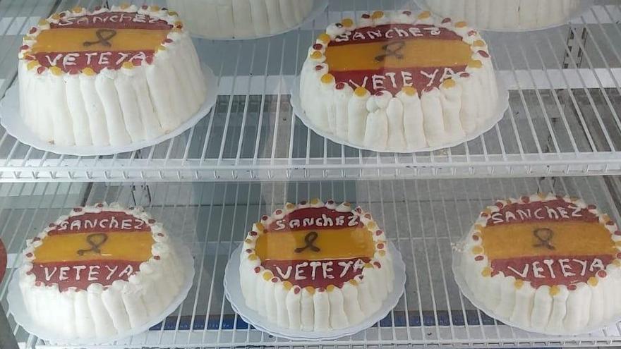 Els pastissos decorats amb el lema «Sánchez vete ya»