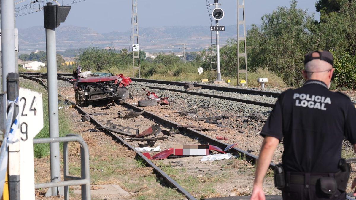 Cuatro fallecidos en el arrollamiento de un coche por un tren en Alicante.