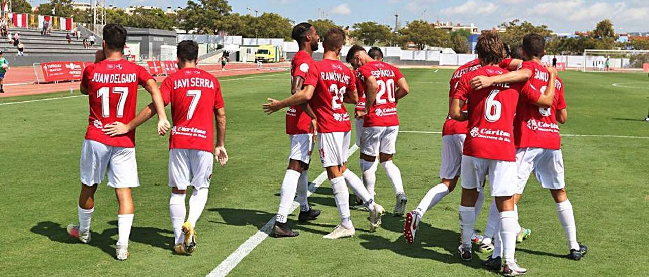 Los jugadores del CD Ibiza celebran un gol en Can Misses-3