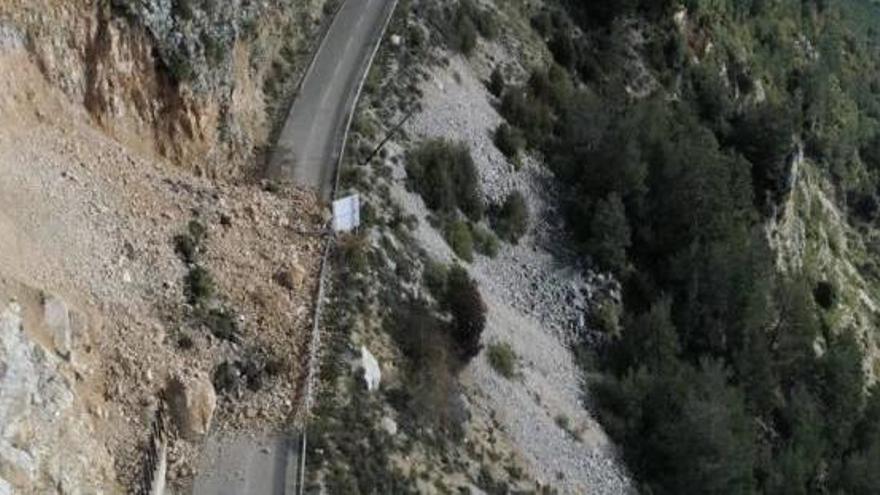 Imatge aèria de l&#039;esllavissada, que va afectar completament la carretera