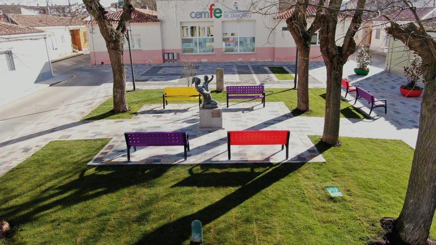 La plaza Ángel Bariego está de estreno: una plaza con bancos antigraffitis