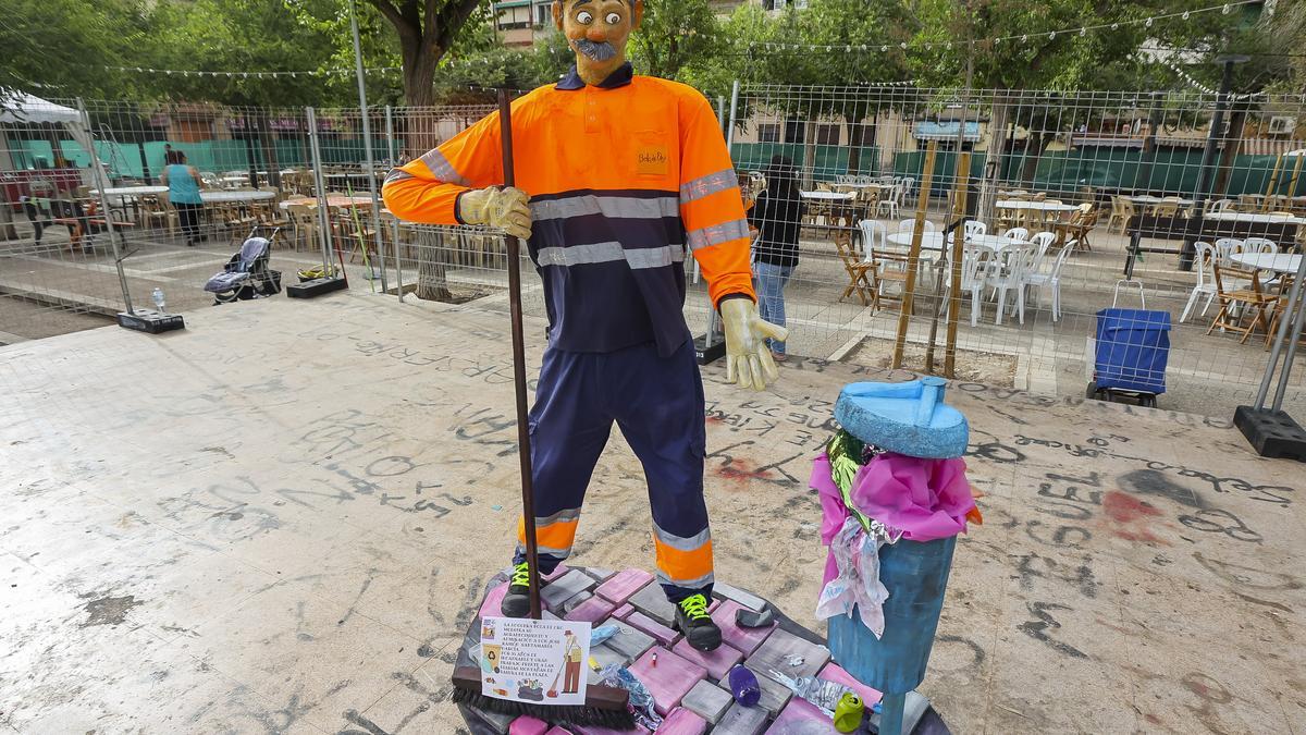 Bola de Oro ha homenajeado a un operario de la limpieza que trabaja desde hace 30 años en el barrio