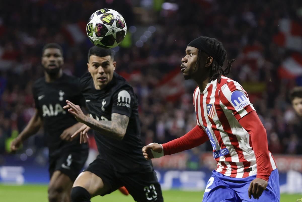 MADRID, 10/03/2026.- El delantero del Atlético Ademola Lookman (d) pelea un balón con Pedro Porro, del Tottenham, durante el partido de ida de los octavos de final de la Liga de Campeones que Atlético de Madrid y Tottenham disputan este martes en el estadio Metropolitano. EFE/Juanjo Martín