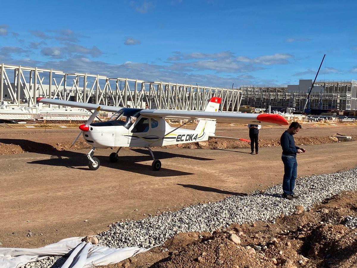Aterrizaje de emergencia en Sagunt junto a las obras de la gigafactoría