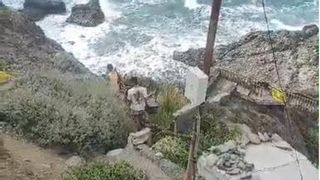 Varios bañistas acceden a la playa de Benijo a pesar del riesgo por desprendimientos